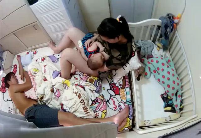 黑客破解家庭摄像头偷拍老公下班后累的不想动老婆给小孩喂奶