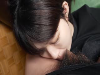 迷玩身材丰满皮肤白誓车灯亮眼被大哥无套输出内射